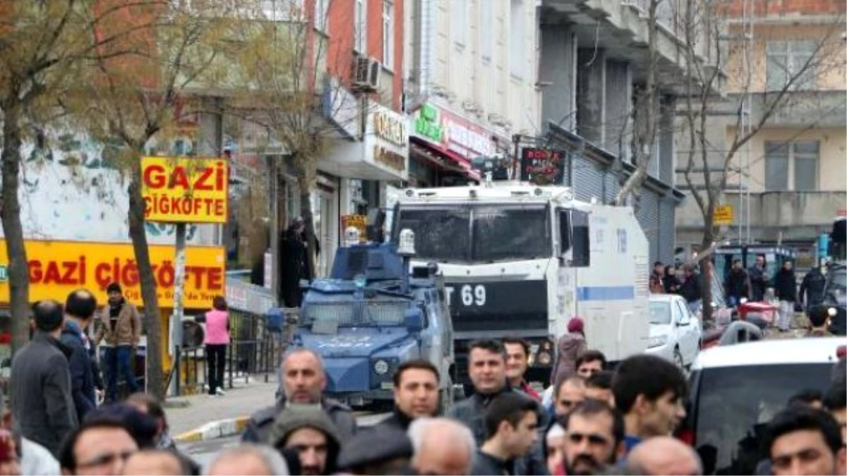 Figen Yüksekdağ Salon Yetersiz Olunca Konuşmasını Otobüs Üzerinde Yaptı