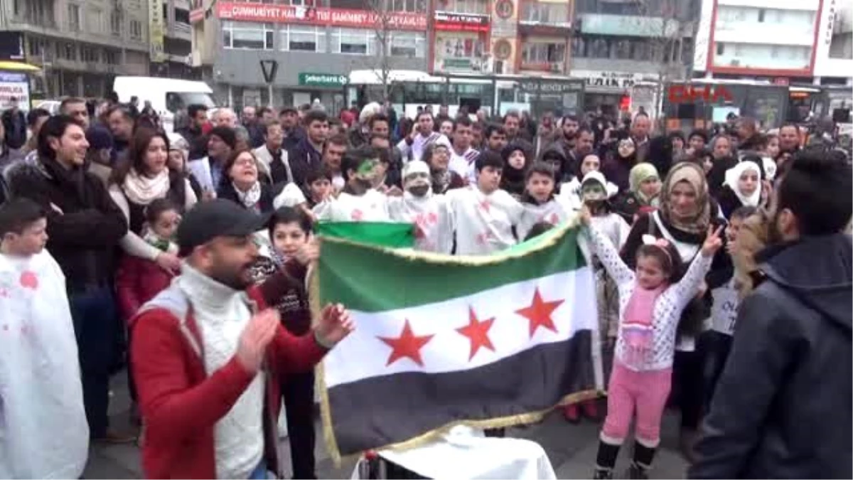Gaziantep?teki Suriyeliler, Rus Bombardımanını Protesto Etti