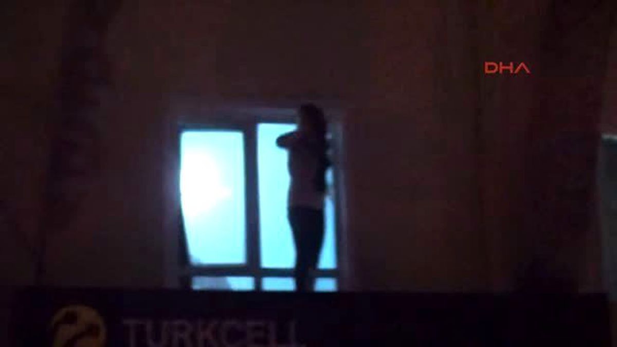 Konya'da Otelde Yangın Çıktı, Müşteriler Camlarda Yardım Bekledi