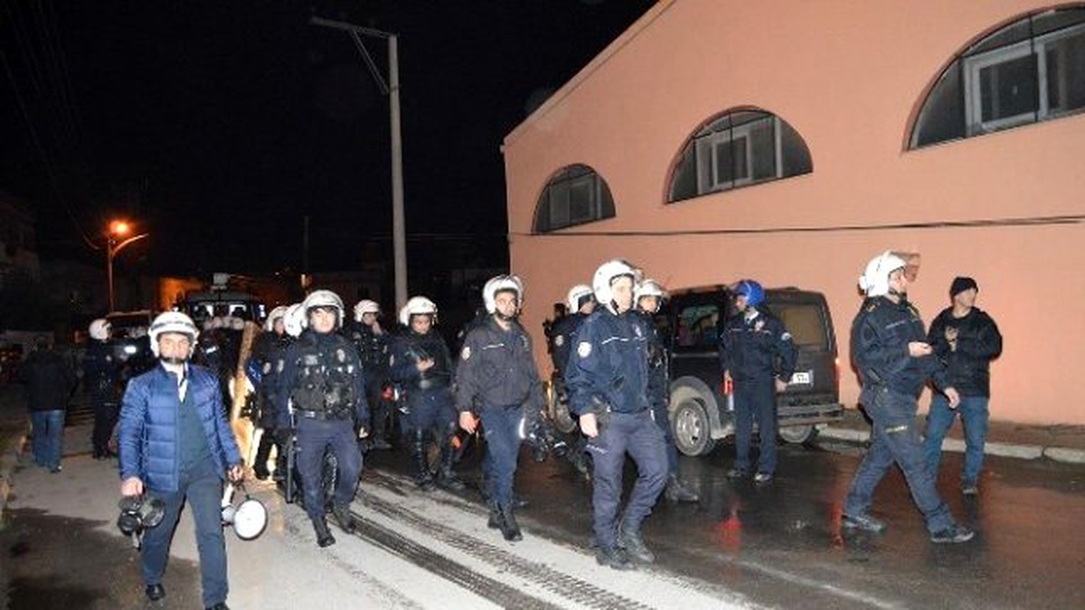 Manisa\'da İzinsiz Yürüyüşe Müdahale: 9 Gözaltı