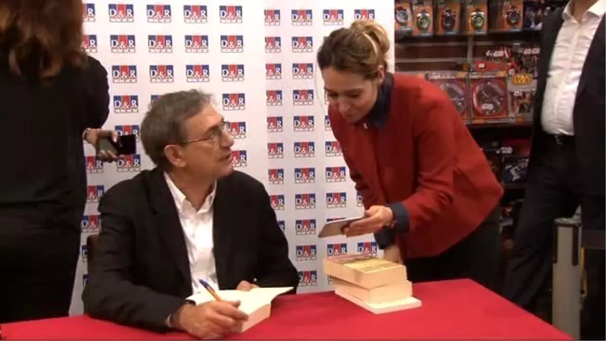 Orhan Pamuk Okurlarıyla İmza Gününde Biraraya Geldi