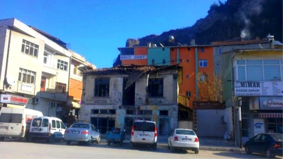 Osmancık\'ta Saat Kulesi Meydanındaki Metruk Bina Yıkıldı