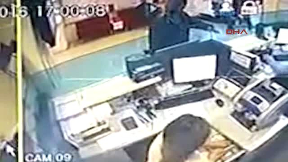 Pendik\'te Rehin Alma Olayı ile Sonuçlanan Banka Soygunu Kamerada