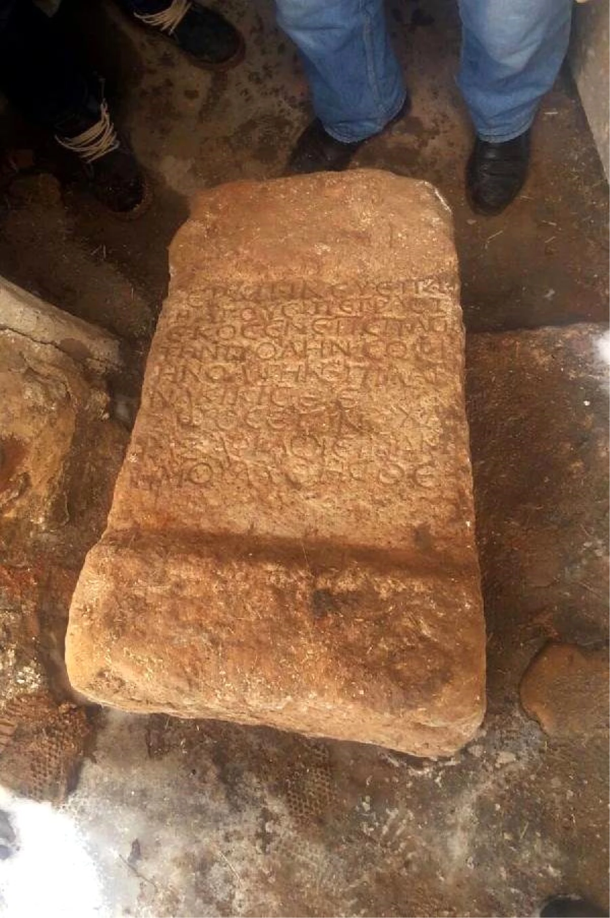 Sivas\'ta Tarihi Mezar Taşı ve Lahit Kapağı Ele Geçirildi