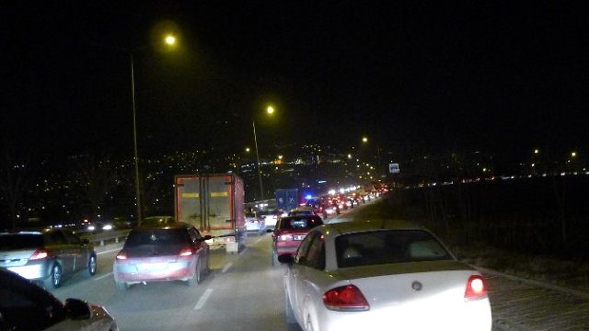 Yakın Çevre Yolu Acemler Çıkışında Kilitleniyor