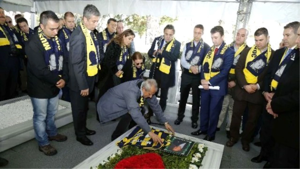 1907 Fenerbahçeliler Derneği, Mustafa Koç\'u Kabri Başında Ziyaret Etti