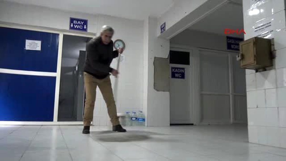 Cezasının Son Günlerini Camide Temizlik Yaparak Geçiriyor