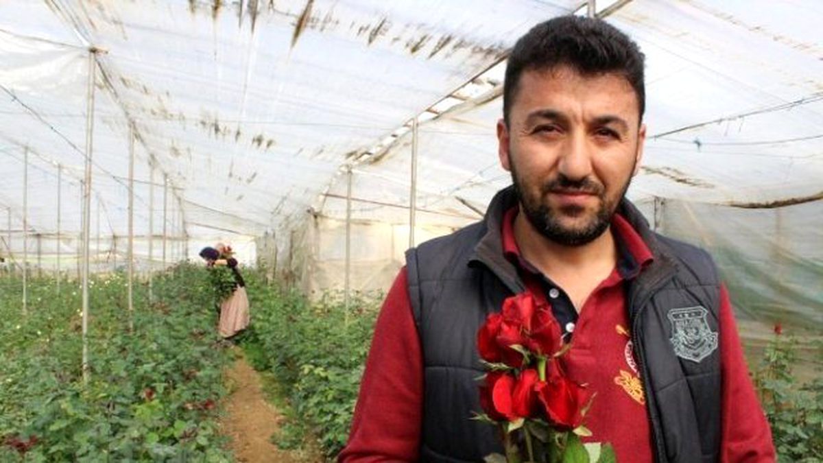 Çiçek Üreticisi Eşten 42 Yıl Sonra İlk Gül