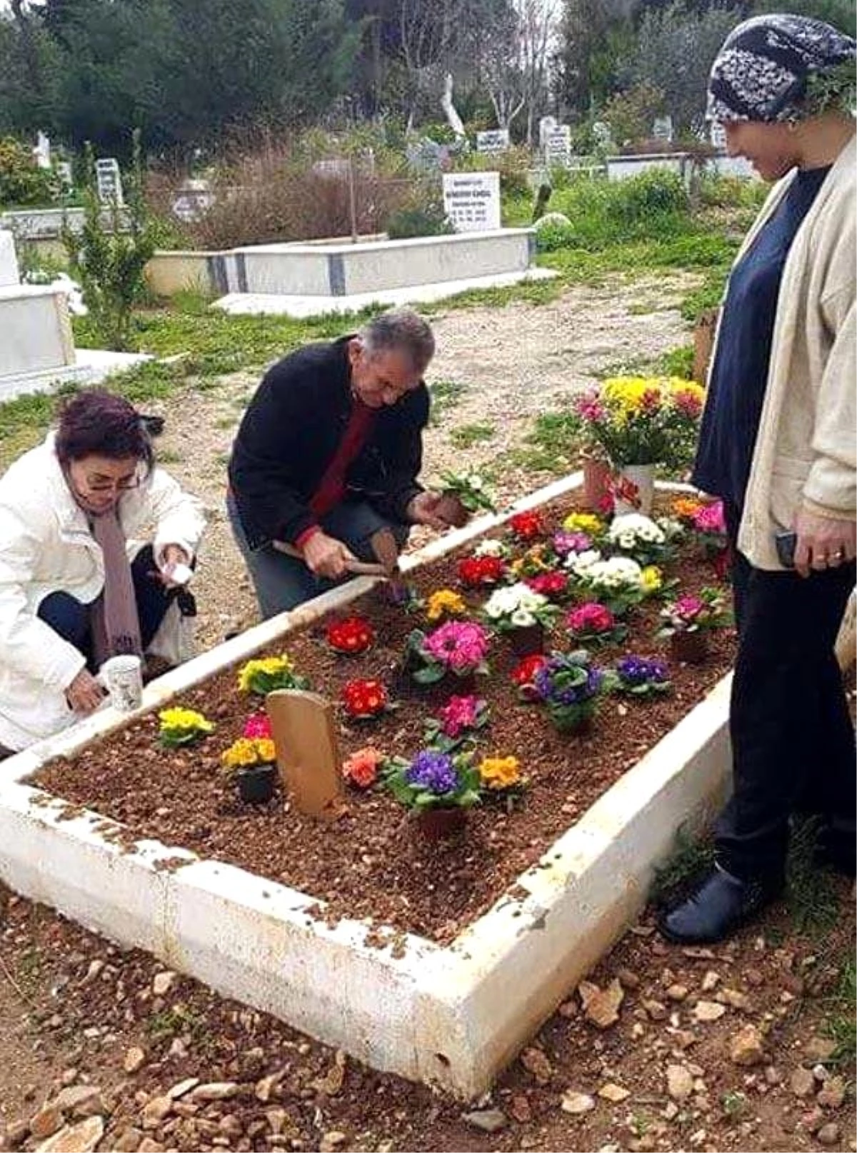 Fatma Girik, Sevgililer Günü\'nde Eşinin Mezarındaydı