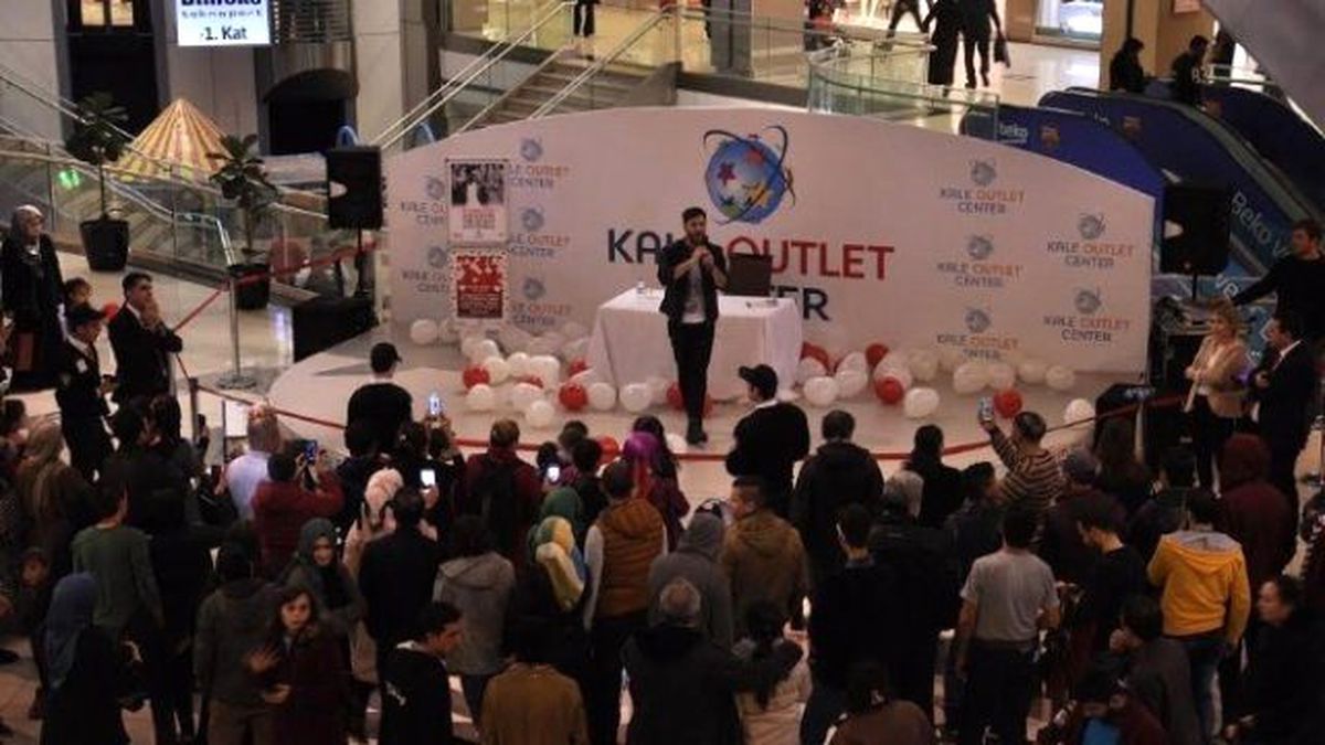 Gökhan Tan İmza Gününde Hayranlarıyla Buluştu