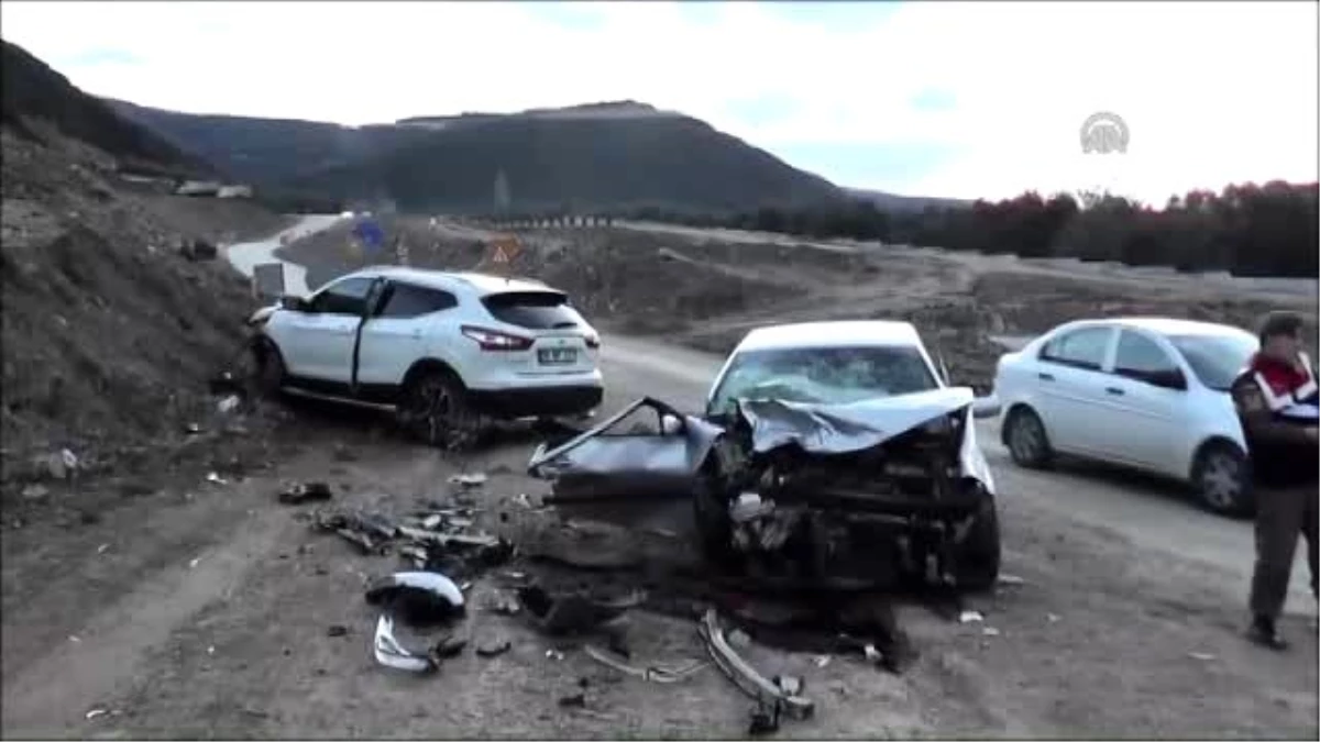 İznik\'te İki Otomobil Çarpıştı: 1 Ölü, 4 Yaralı