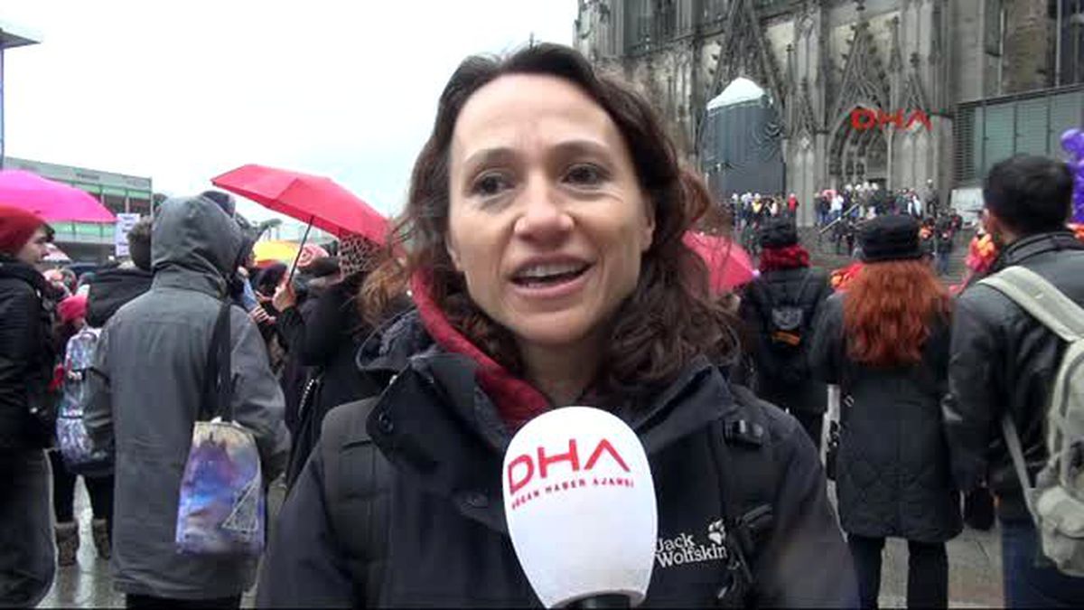 Köln\'lü Kadınlar da Taciz ve Tecavüzleri Dansla Protesto Ettiler