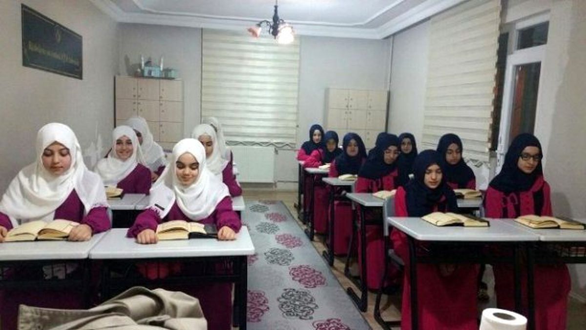 Müftü Karabayır Sümbül Valide Kur\'an Kursu Hafızlarını Ziyaret Etti