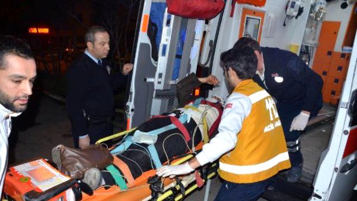 Otomobil, Yayalara Çarptı: 5 Yaralı