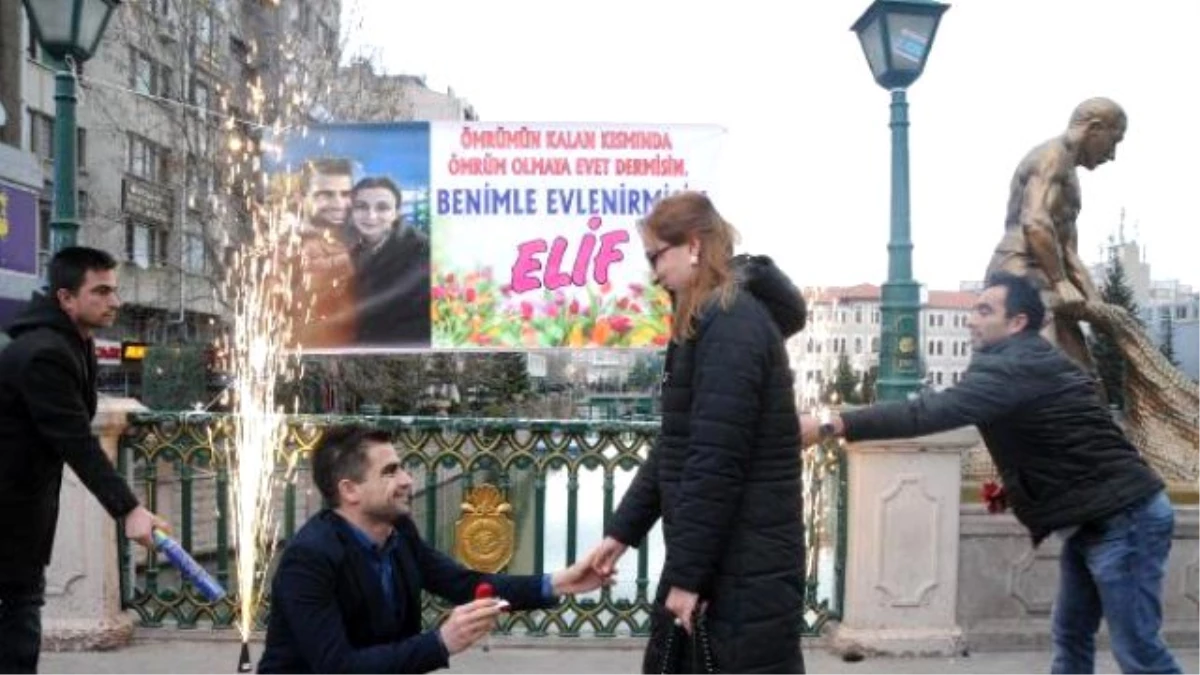 Porsuk Çayı Köprüsü\'nde Pankartlı Evlilik Teklifi