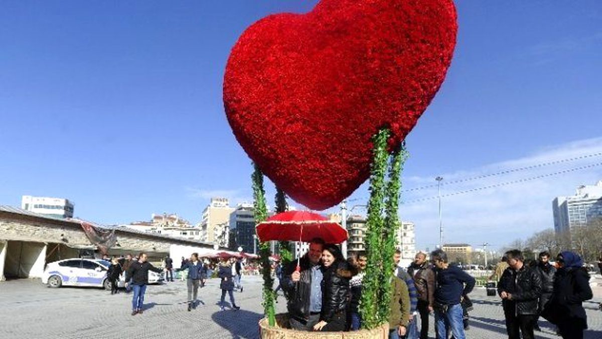 Sevgililer Aşklarını Taksim\'de Ölümsüzleştirdi
