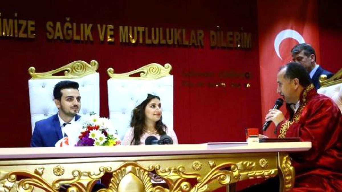 Sevgililer Günü\'nde Bağcılar\'da 50 Çiftin Nikahı Kıyıldı