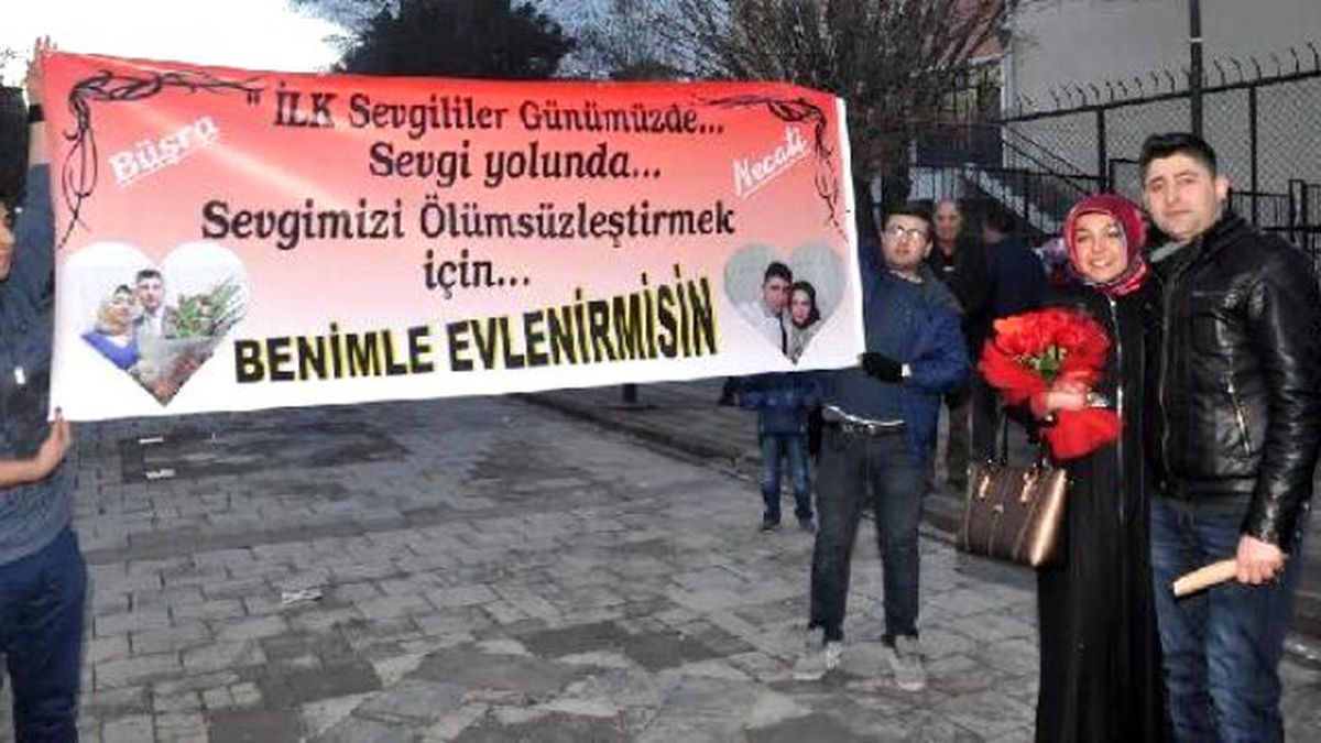 Sevgililer Günü\'nde Sevgilisine Sevgi Yolu\'nda Evlilik Teklifi