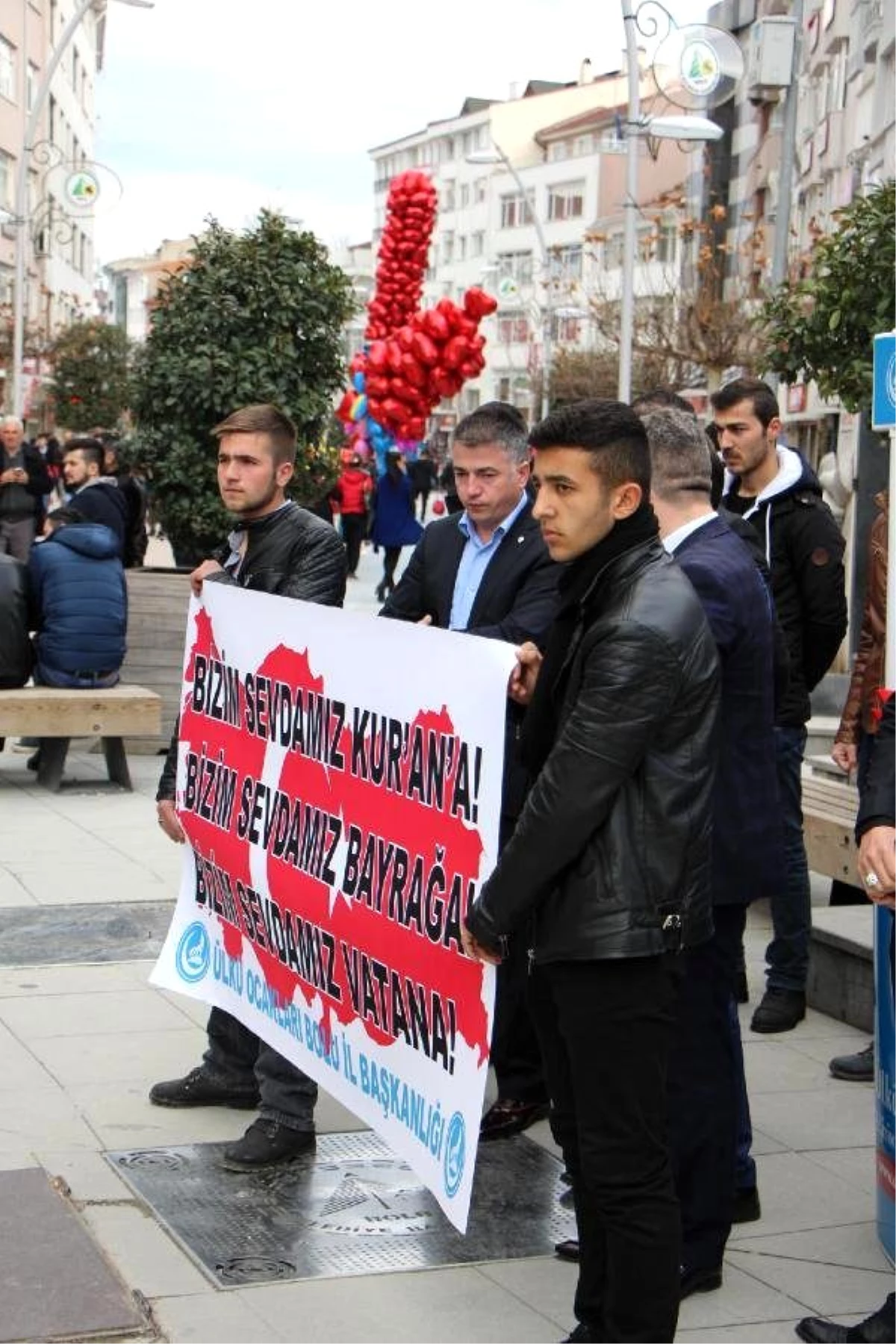 Bolu Ülkü Ocağı Üyeleri, Sevgililer Günü\'nü Protesto Edip Kur\'an-ı Kerim Dağıttı