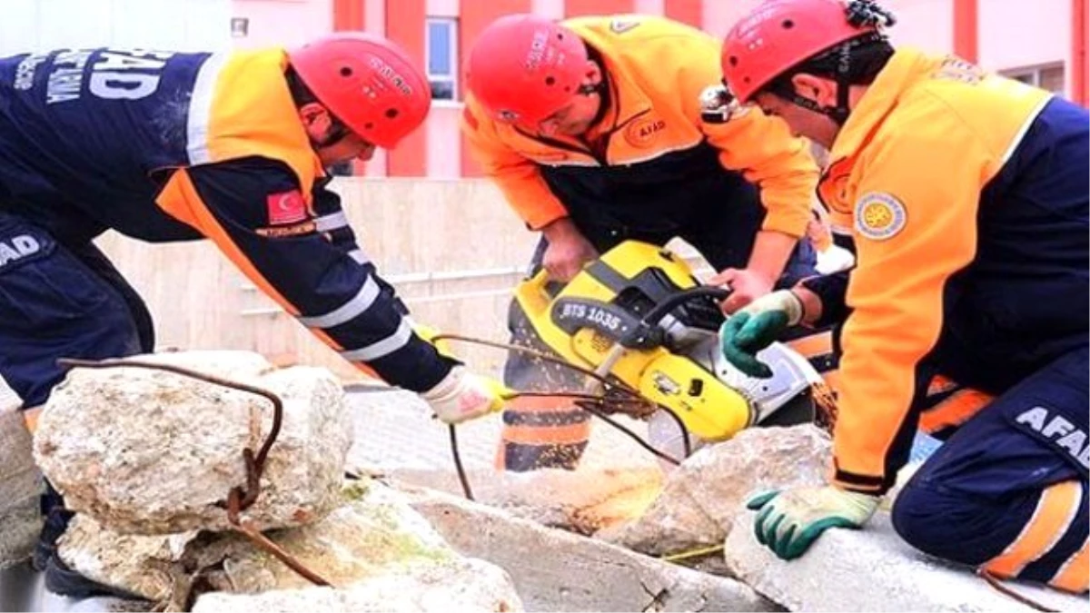 Siirt\'te İki Katlı Ev Çöktü: 3 Ölü, 2 Yaralı