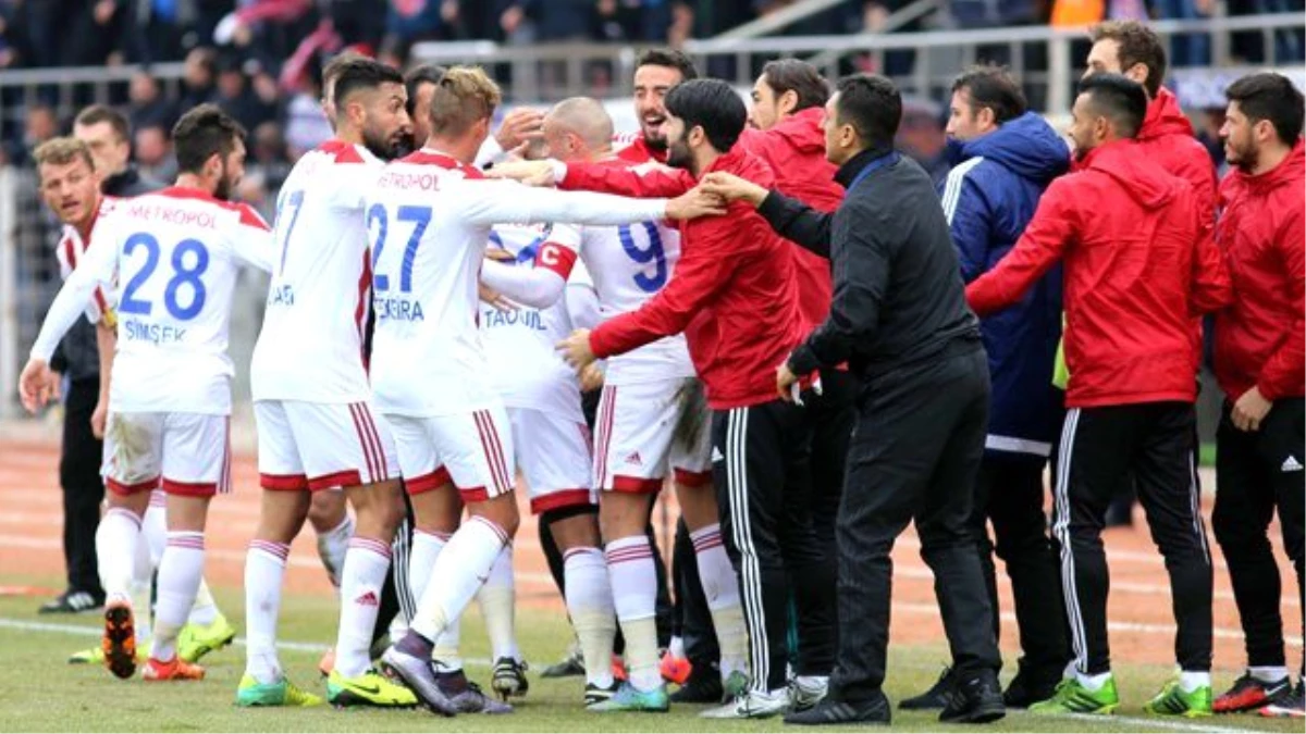 Sivasspor Çaykur Rizespor\'u 2-1 Yendi
