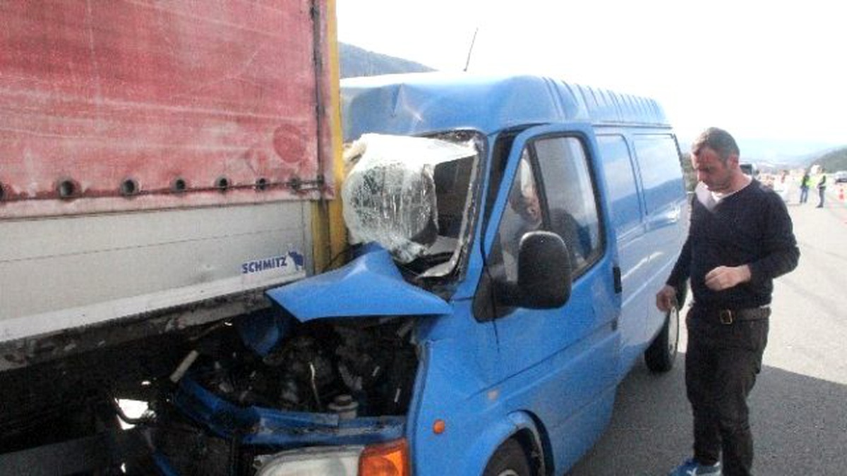 Sürücü Uyuyunca Minibüs Tır\'ın Altına Girdi