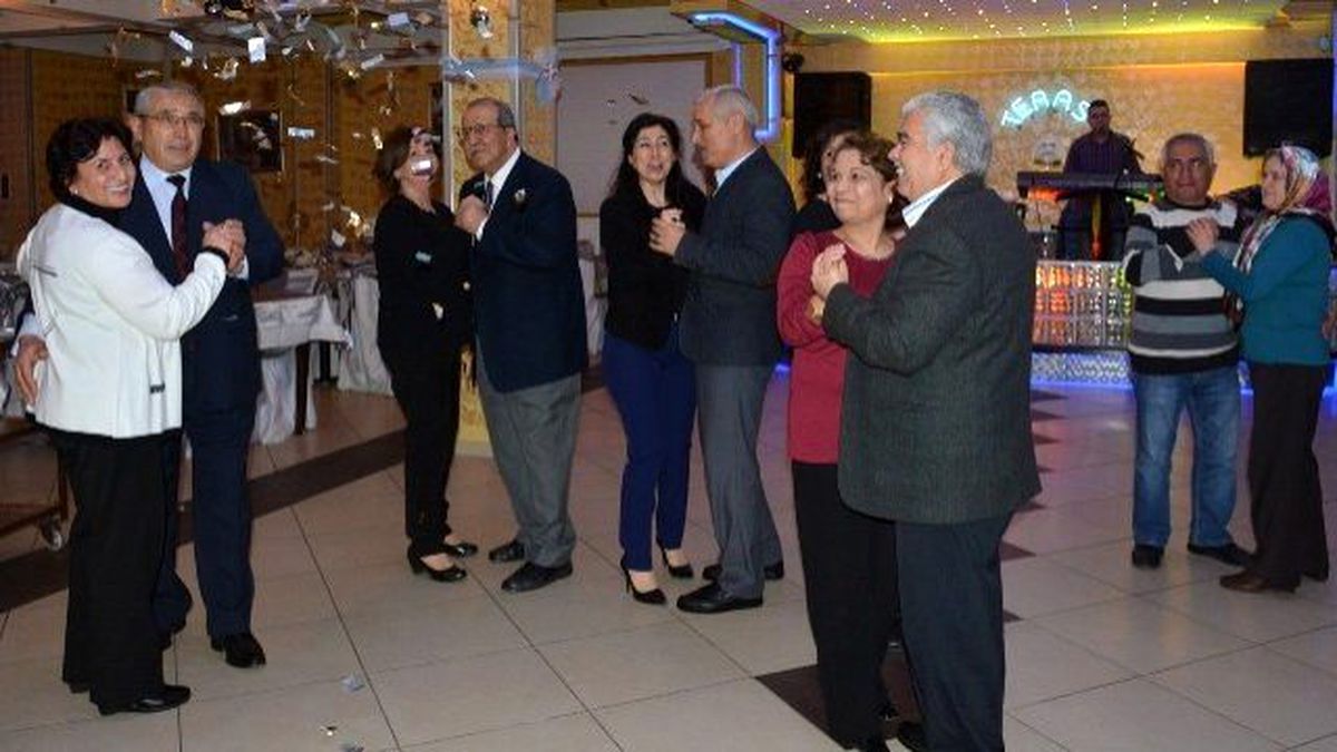 Yunusemre Belediyesi\'nden 30 Yıllık Evli Çiftlere Jest