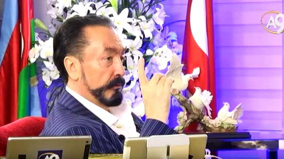 Adnan Oktar, Kediciklere Komando Marşı Söyletti