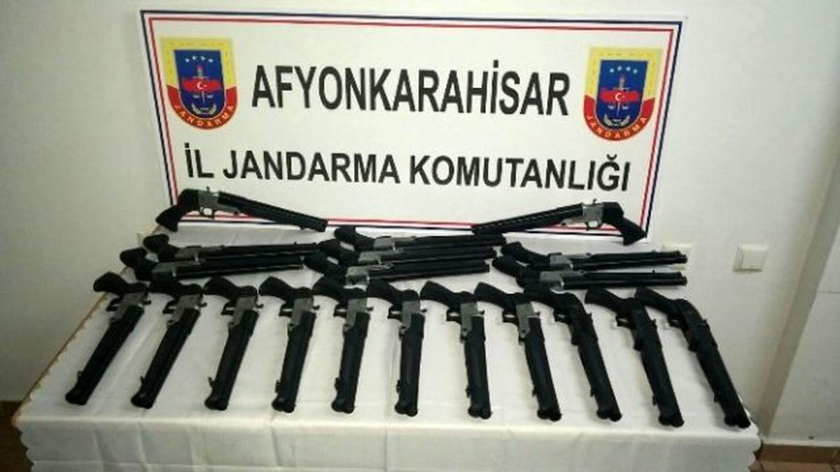 Afyonkarahisar\'da 20 Adet Ruhsatsız Av Tüfeği Ele Geçirildi