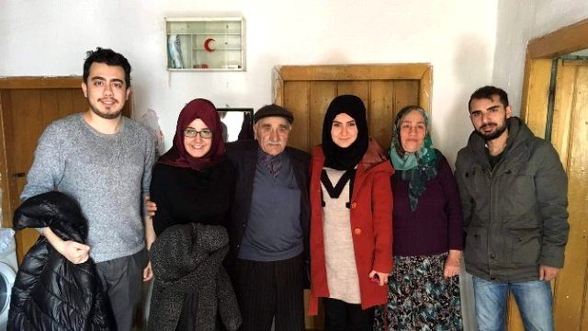 AK Parti Gençliği Yaşlı ve Kimsesizleri Ziyaret Etti