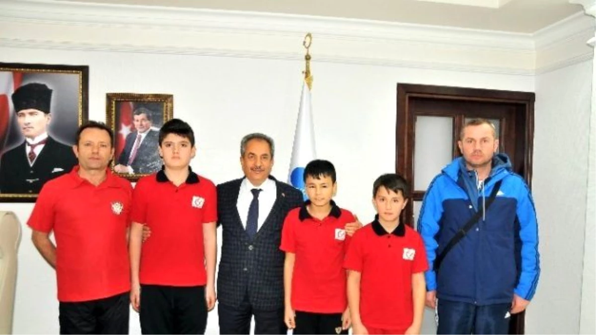 Akşehir\'de Halter ve Boks Şampiyonları Yetişiyor