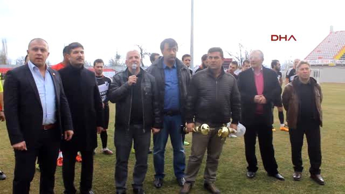 Amatör Maçta Futbolcular Önce Kavga Etti Sonra Birbirlerine Sarıldı
