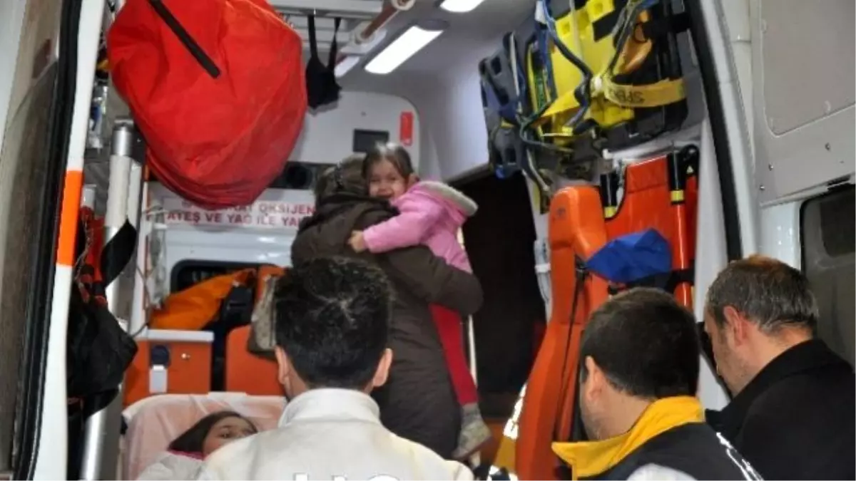 Anne-kız Kazada Yaralandı, Baba Başlarından Bir An Olsun Ayrılmadı