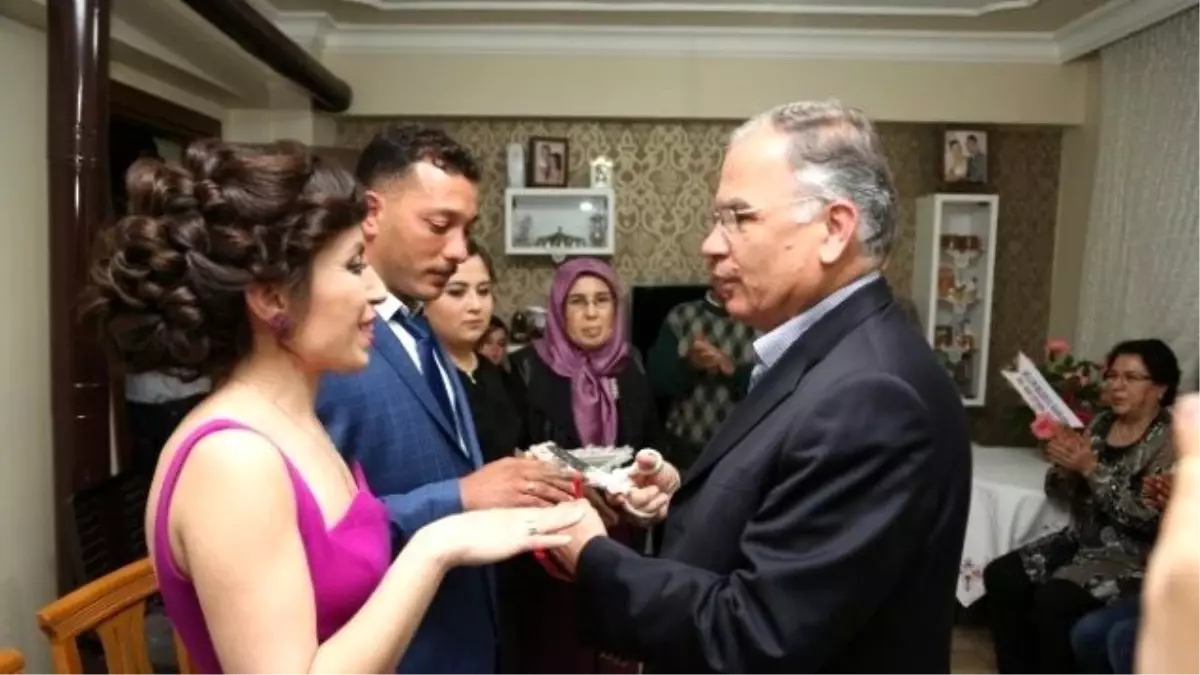 Başkan Bakıcı Sevgililer Gününde Genç Çiftin Yüzüklerini Taktı