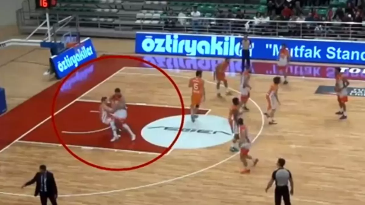 Basketbol Maçında Atılan Dirsek İzleyenleri Şoke Etti