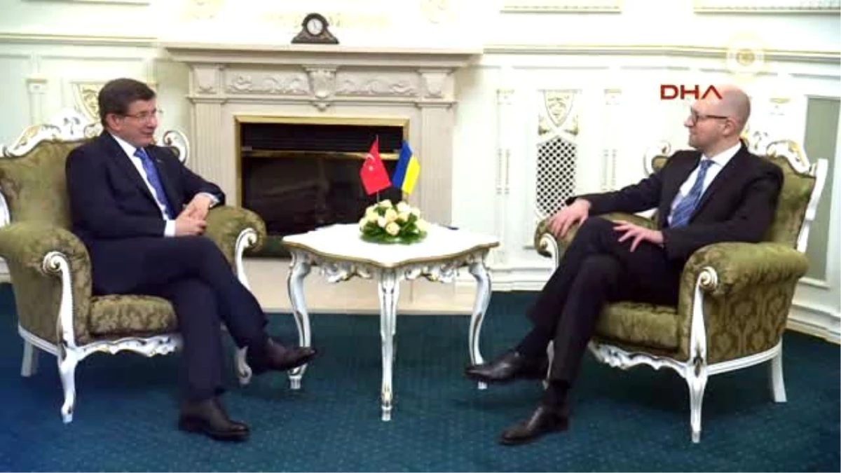 Davutoğlu Ukrayna?da Mevkidaşı Arseniy Yatsenyuk ile Görüştü