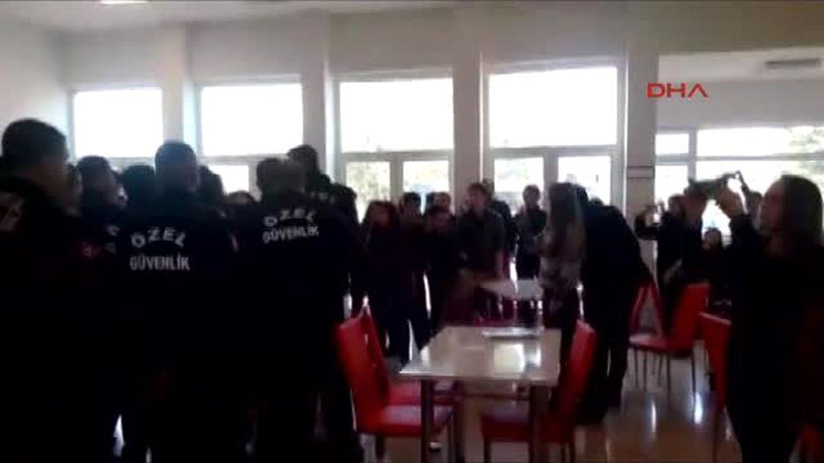 Eskişehir Anadolu Üniversitesi\'nde Öğrencilerle Özel Güvenlik Görevlileri Arasında Afiş Arbedesi