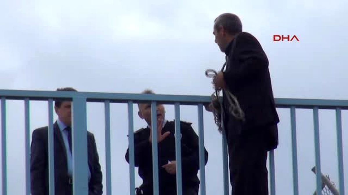 Eskişehir Yaya Köprüsüne Çıkıp Boynuna İp Bağlayarak İntihara Kalkıştı