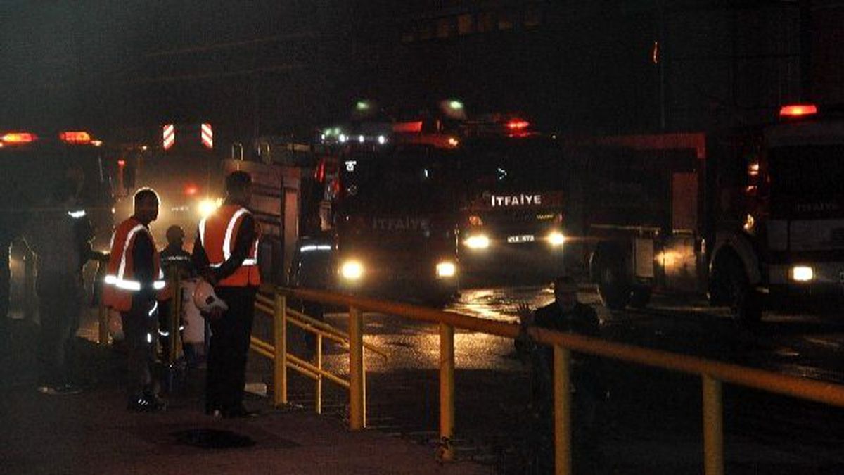 Fabrikada Çıkan Yangında 3 İşçi Hastaneye Kaldırıldı