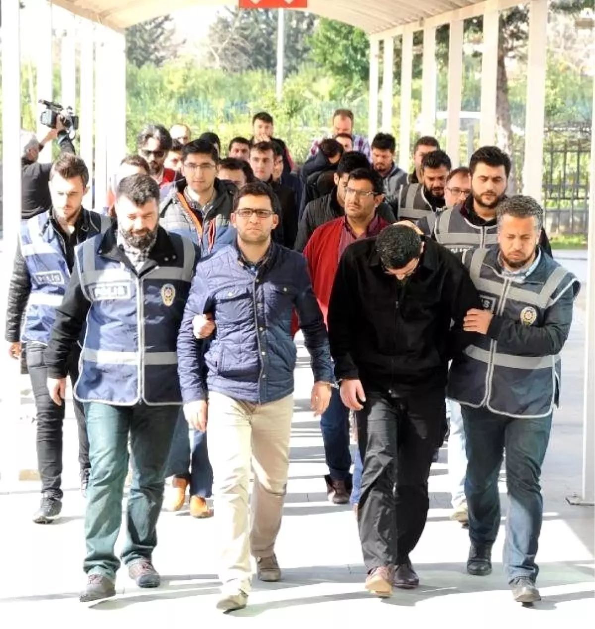 Fetö/pdy\' Operasyonunda 17 Kişi Adliyeye Sevk Edildi