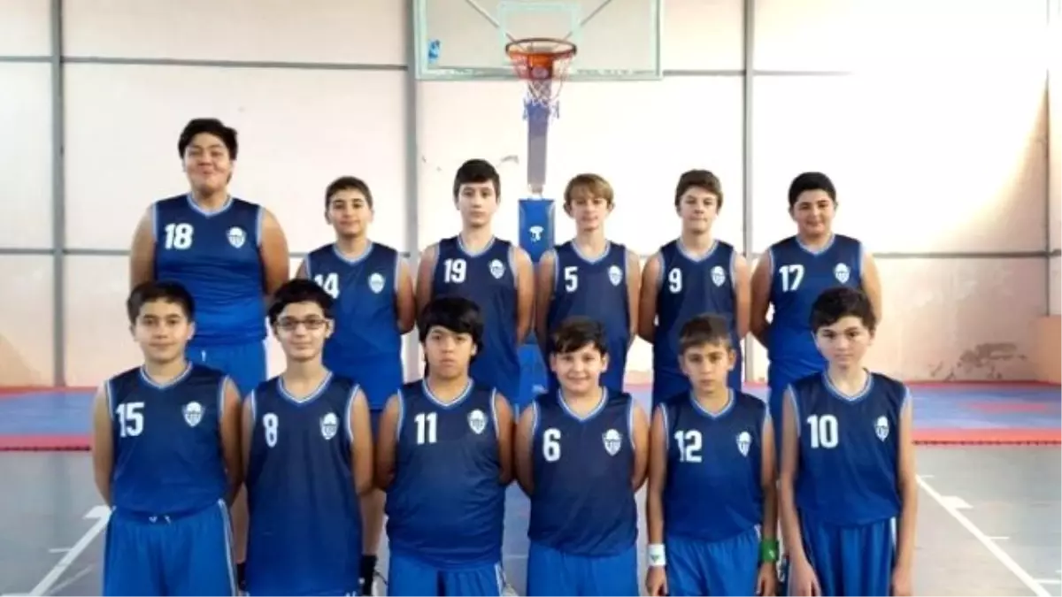 Foça\'nın Küçük Basketbolcuları İlk Galibiyetini Aldı