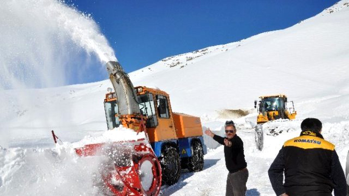 Hakkari\'de Onlarca Köy ve Mezra Ulaşıma Yolu Açıldı