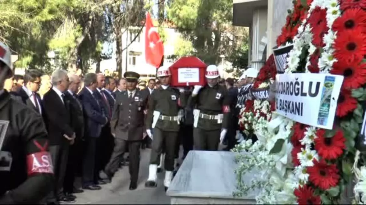 Hatay\'da Şehit Edilen Asker Toprağa Verildi