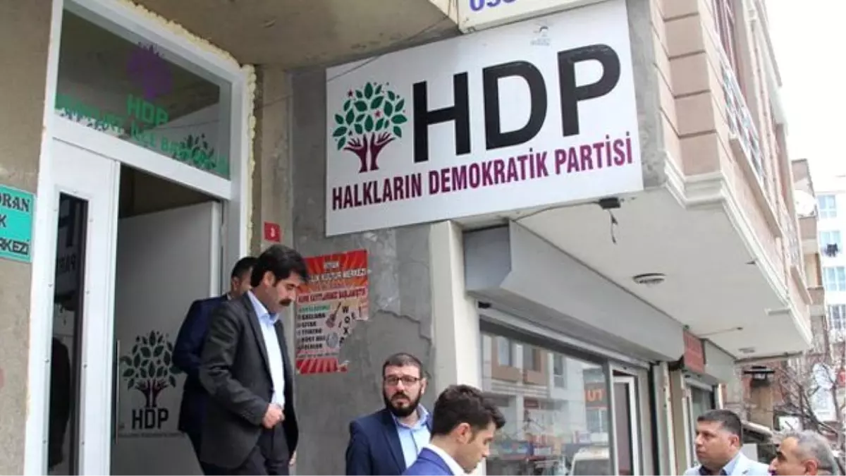 İstanbul\'da 3 İlçedeki HDP Binasında Arama