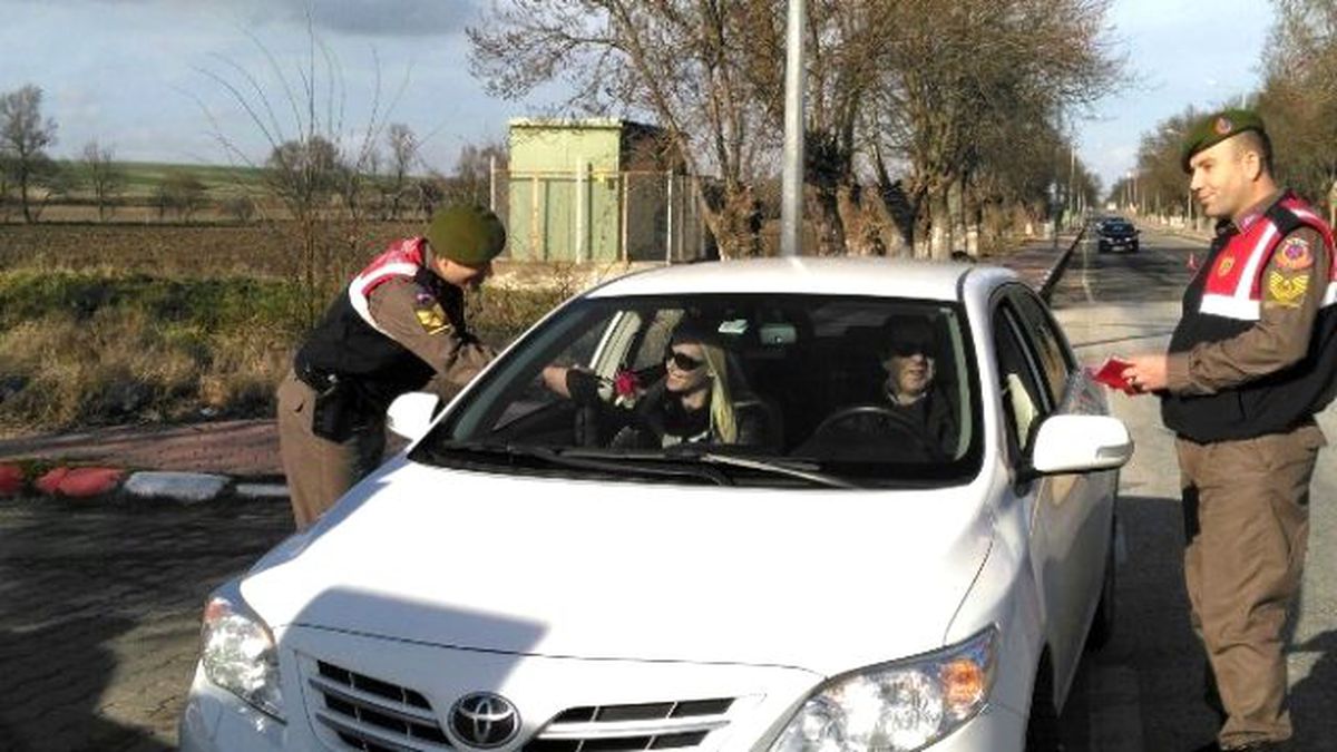 Jandarma Trafikten Karanfilli Sevgililer Günü Kutlaması