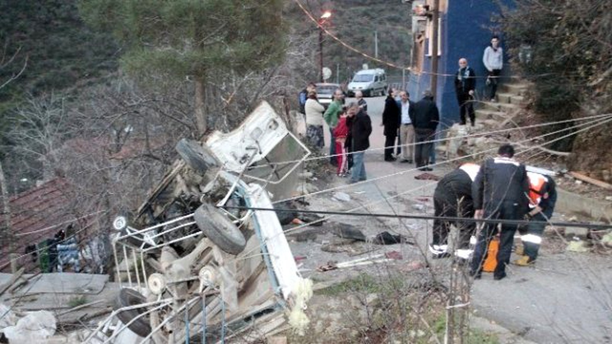 Kamyonet Gecekondunun Çatısına Çarpıp, Metrelerce Aşağı Uçtu