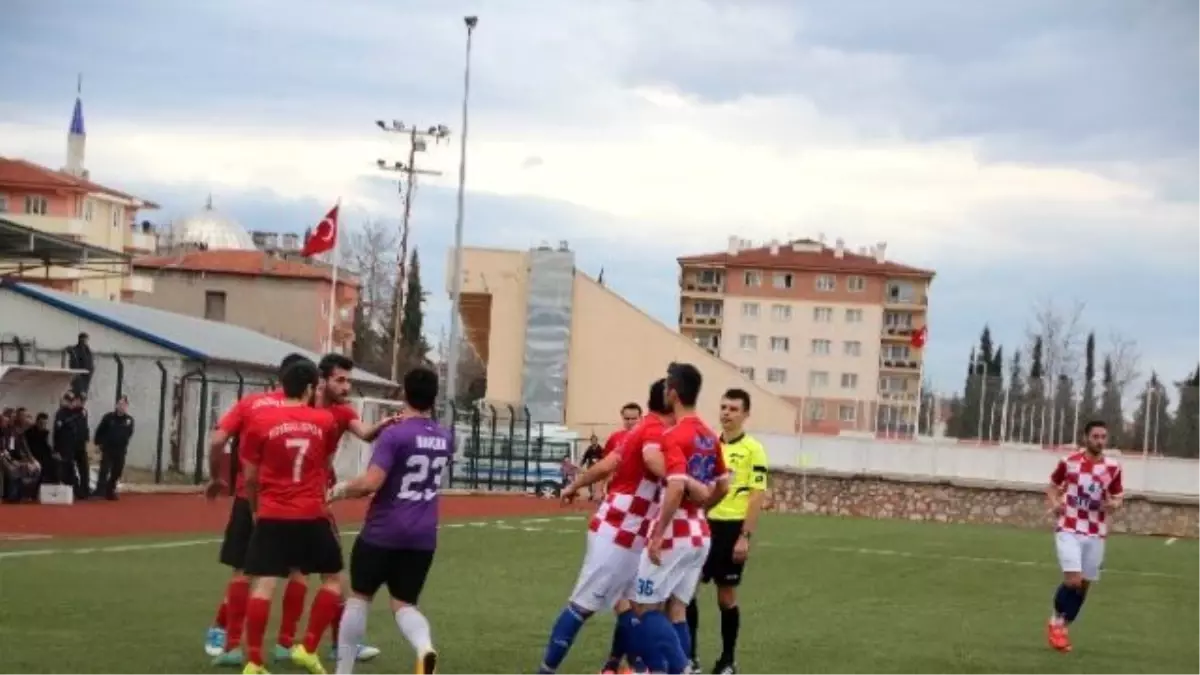 Maçın 90\'ıncı Dakikasında Futbol Sahası Boks Ringine Döndü