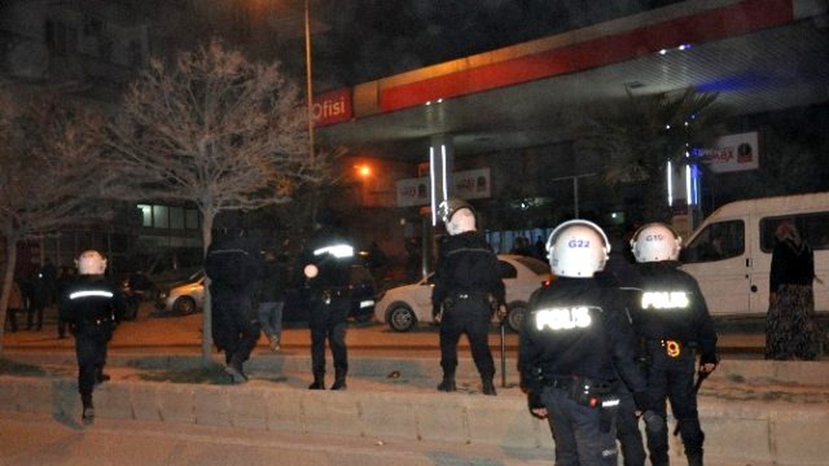 Nizip\'te Taşlı Sopalı Kavga: 1\'i Polis 3 Yaralı