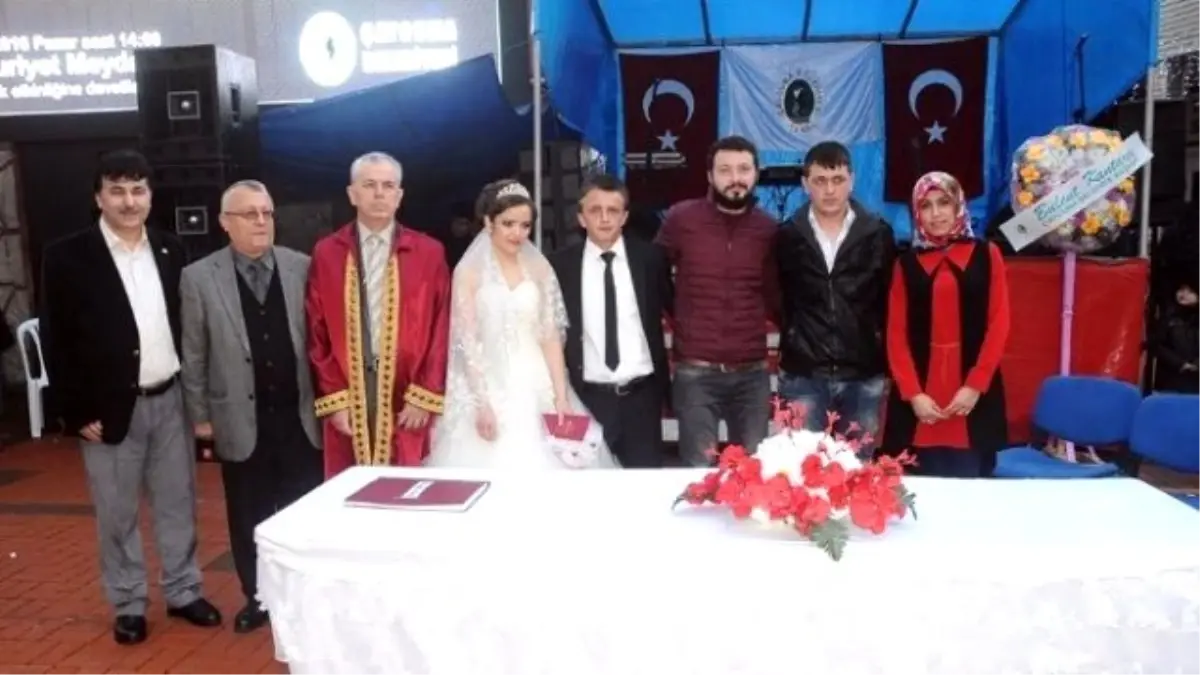 Cadde Ortasında Nikah Kıydılar