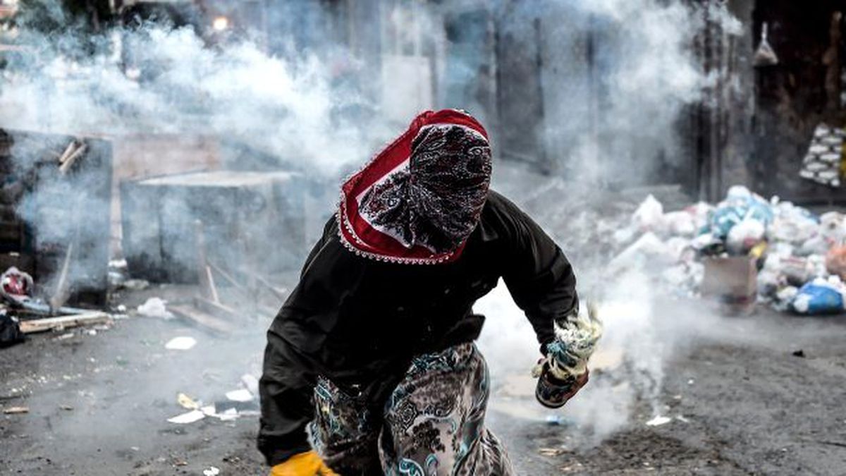 Polise Molotofla Saldıran Göstericiler Kamerada